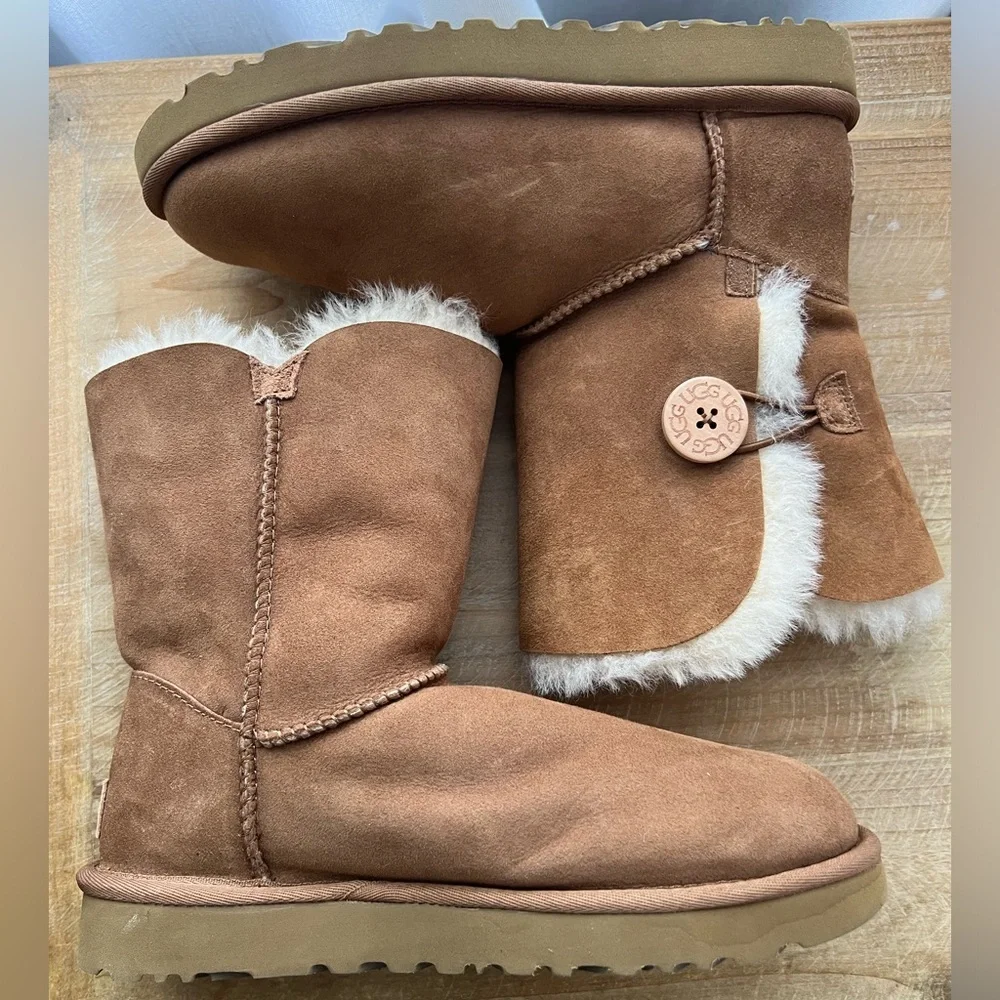 UGG Bailey Button II Sheepskin-Lined Suede Boots Women’s Size 6 in Chestnut